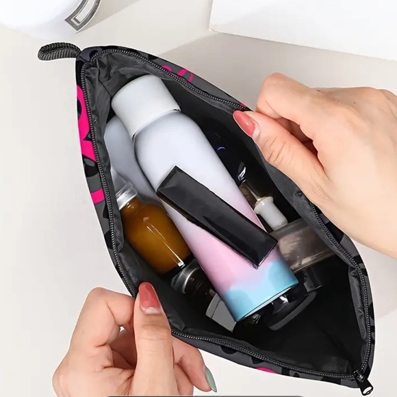 Leopard Print Heart Pattern Cosmetic Bag - Picture 2 of 5